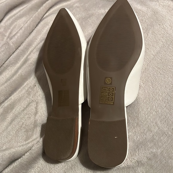 JOURNEE COLLECTION Mallorie White Pointed Toe Button Mules - Picture 4 of 6